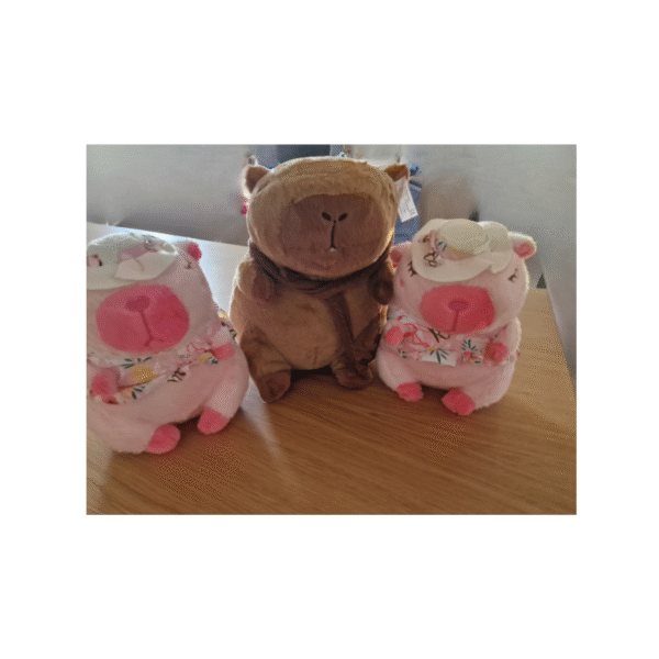 Peluche Capibara Rosa com Chapéu Floral